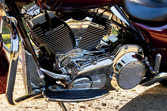 ROAD KING CUSTOM (2004 - 2007) finned chrome accent cover for primary transmission | KURYAKYN