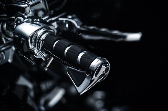 SOFTAIL SPORT GLIDE (2018 - 2022) kinetic chrome grips for electronic throttle | KURYAKYN