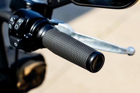 CVO FAT BOB (2009 - 2010) thresher grips | KURYAKYN