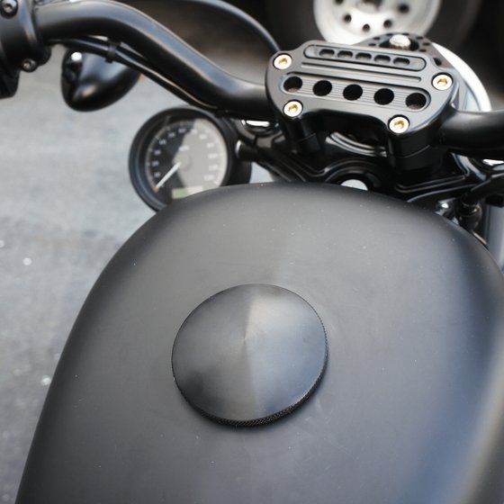 SPORTSTER 1200 (2016 - 2020) knurled black gas cap | JOKER MACHINE