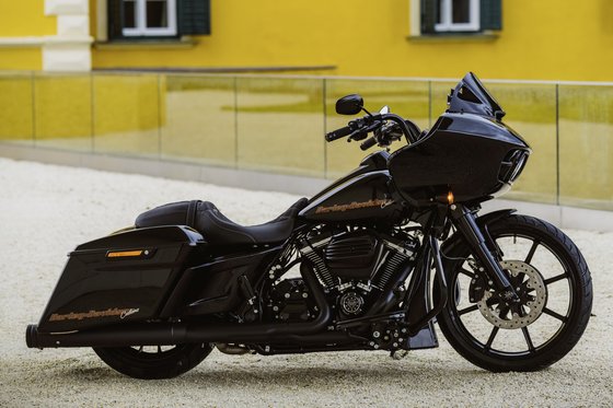 CVO STREET GLIDE (2022 - 2022) custom black side panels | CULT WERK