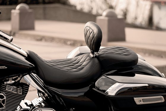 CVO STREET GLIDE (2017 - 2022) wide tripper solo seat with removable driver backrest | MUSTANG