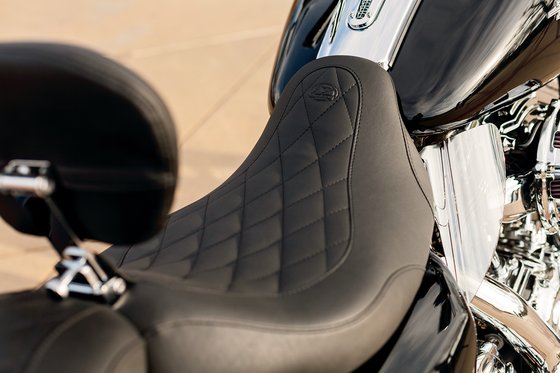 ROAD GLIDE SPECIAL (2015 - 2022) wide tripper solo seat with removable driver backrest | MUSTANG