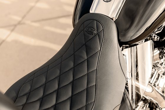 ROAD GLIDE SPECIAL (2015 - 2022) wide tripper solo seat with removable driver backrest | MUSTANG