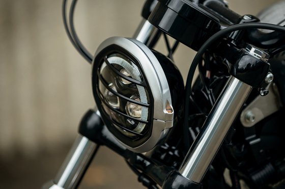 SPORTSTER 883 LOW (2019 - 2020) ring trim headlight 5.75" silver | KURYAKYN