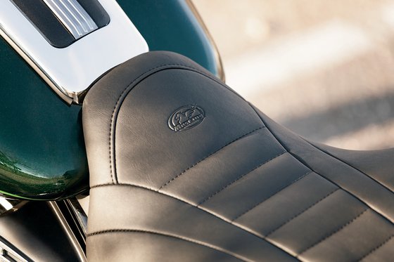 SCREAMIN EAGLE ROAD KING CVO (2008 - 2014) deluxe touring 2-up seat | MUSTANG