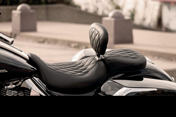 ROAD GLIDE SPECIAL (2015 - 2022) pillion pad tripper diamond stitch black | MUSTANG