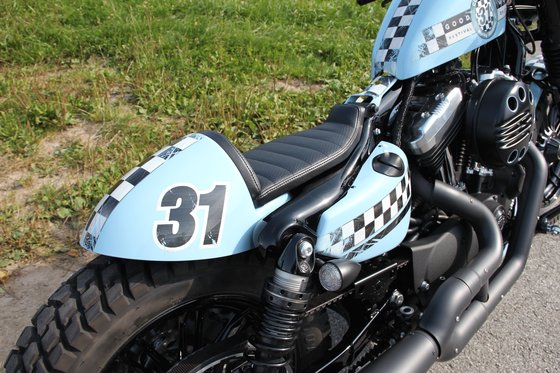 SPORTSTER 883 LOW (2005 - 2020) cafe galinis sparnas su sėdyne harley xl | CULT WERK