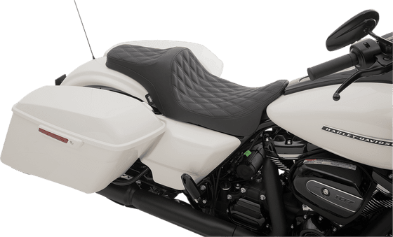 STREET GLIDE SPECIAL (2014 - 2022) dviguba deimantinė juoda vinilo sėdynė | DRAG SPECIALTIES SEATS